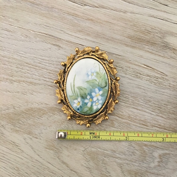 • Vintage Floral Brooch • - Picture 5 of 5